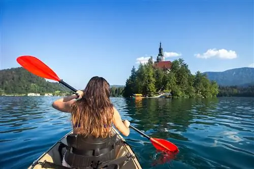 Особенности - Женщина на байдарках по озеру