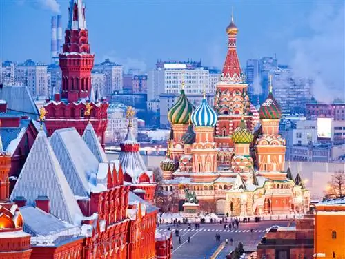 Вечерний вид на Красную площадь Москвы от Кремля в сторону собора Василия Блаженного.