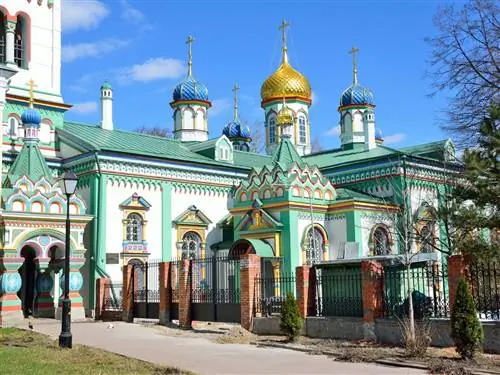 Красочный фасад и луковичные купола русской православной церкви в Москве