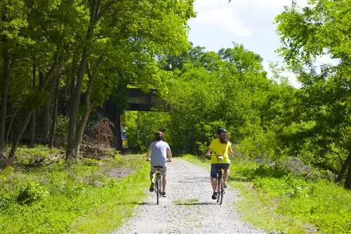 Мужчина и женщина катаются на велосипеде по Atlanta BeltLine