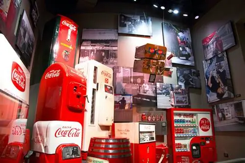 Памятные вещи Coca-Cola со всего мира в World of Coca-Cola в Атланте, штат Джорджия.