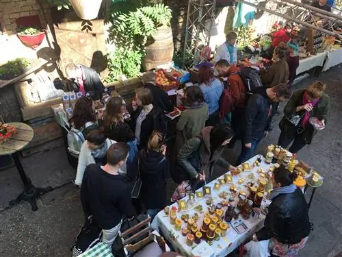 Руин-паб Szimpla Kert по воскресеньям в Будапеште превращается в фермерский рынок.