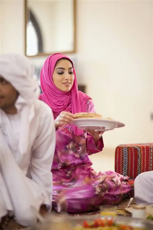 Ближневосточная семья прерывает пост едой под названием ифтар во время Рамадана.