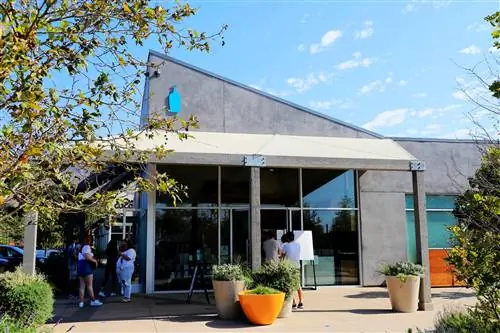 Люди ждут у кофе Blue Bottle Coffee в Malibu Country Mart