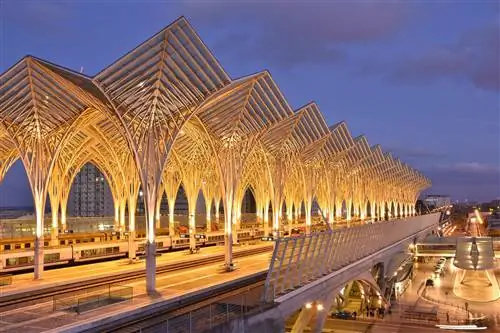 Элегантная архитектура вокзала Gare do Oriente, Лиссабон