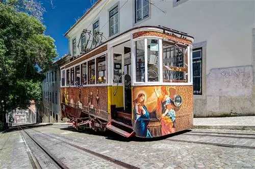 Ascensor da Glória на улице Лиссабона, Португалия