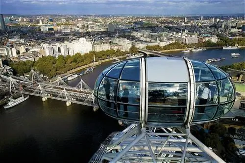 Капсула Лондонского глаза возвышается над Темзой
