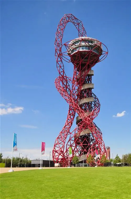 Высокий красный ArcelorMittal Orbit находится в Олимпийском парке королевы Елизаветы.