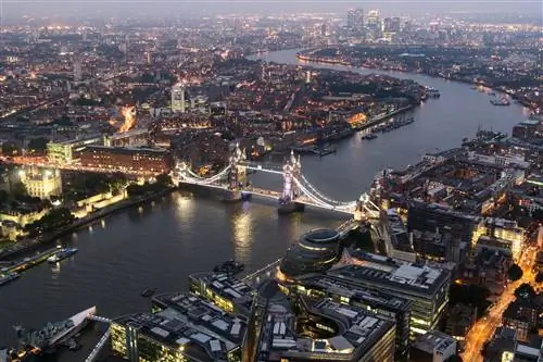 Вечерний вид на Лондонский Тауэр и Тауэрский мост с вершины Осколка