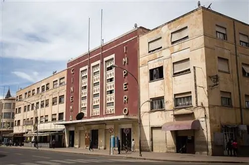В окружении двух безликих зданий песочного цвета находится красный гладкий кинотеатр Cinema Imperio. Над консольным цементным навесом, который проходит по всей длине здания, расположены три симметричных ряда окон, поднимающихся вертикально вверх по зданию. На одной стороне их вертикально жирными золотыми буквами написано «КИНО», на другой - «ИМПЕРИО».