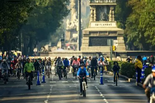 Авеню Реформа в Мехико и люди на велосипедах