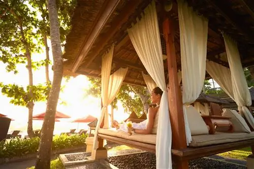 Новости путешествий - Женщина с тихоокеанских островов лежит в беседке