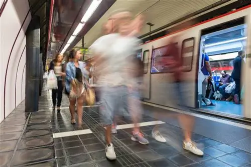 Станция метро Рокафорт. Метро Барселоны представляет собой разветвленную сеть электрифицированных железных дорог.