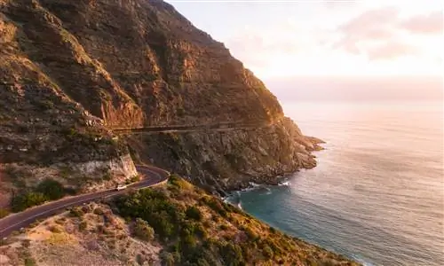 Вождение автомобиля на знаменитом участке Chapmans Peak Drive недалеко от Кейптауна, Южная Африка.