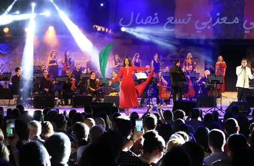 Оркестр выступает с тунисским пианистом Мохамедом Али Каммуном на Международном фестивале в Карфагене.