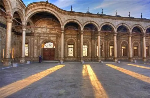 Заходящее солнце струится через окна мечети Мухаммеда Али в Цитадели в Каире, Египет.