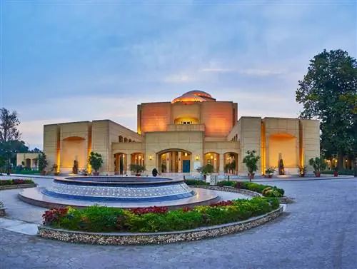 Вид на Оперный театр в приглушенном свете на острове Гезира, Каир, Египет