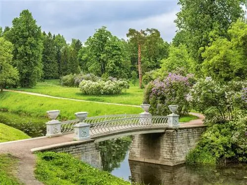 Чугунный мост в живописном Павловском парке, где раньше находилась резиденция императора Павла I.
