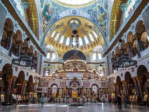 Грандиозный интерьер неовизантийского Морского собора Святого Николая в Кронштадте.