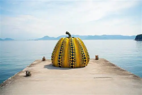 Гигантская скульптура тыквы Яёи Кусамы на фоне моря.