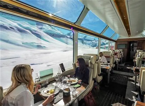 Пассажиры Glacier Express наслаждаются едой и видами в классе Excellence.