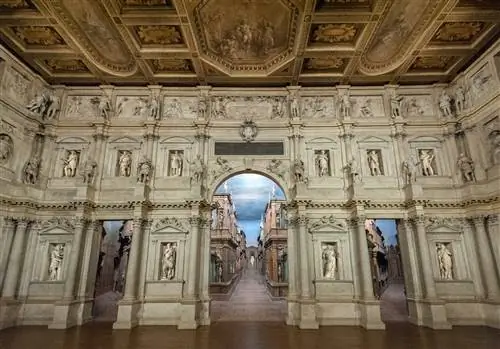 Интерьер Олимпийского театра (teatro olimpico), старейшей из сохранившихся декораций эпохи Возрождения, которая существует до сих пор.