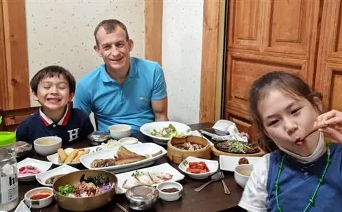 Отец и его дети наслаждаются корейской едой