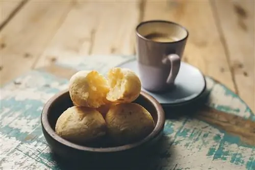 Миска pão de queijo (сырный хлеб) и чашка кофе в Бразилии