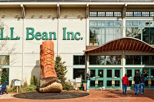 Покупатели заходят во флагманский магазин LL Bean во Фрипорте, штат Мэн, в солнечный день.