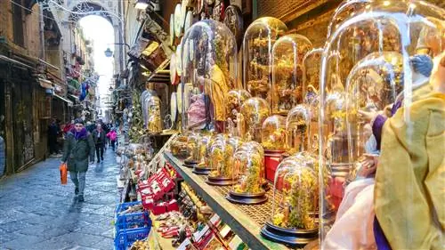 Крупный план магазина рождественских фигурок в Неаполе.
