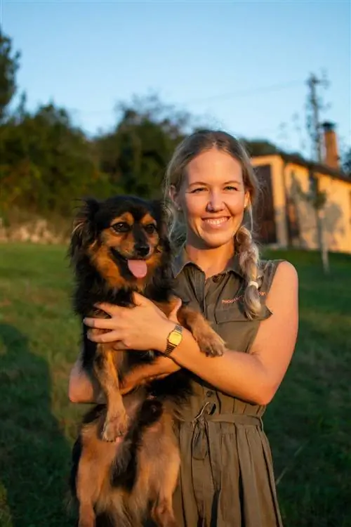 Вишня Продан держит одну из своих собак-охотников на трюфели.