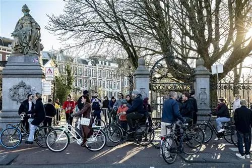 Велосипедисты возле Vondelpark в Амстердаме