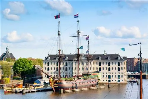 Национальный морской музей Scheepvaartmuseum в Амстердаме, где представлена точная копия старого парусного корабля.