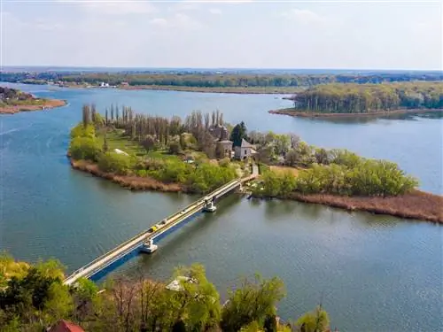 Вид с дрона на монастырь Снагов на озере Снагов недалеко от Бухареста