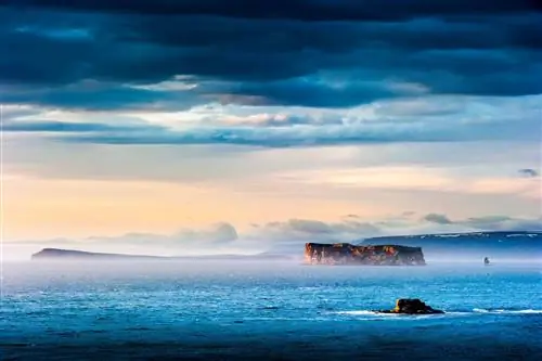 Удаленный остров Дранджи расположен в драматическом пейзаже.