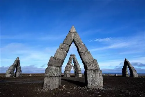 Каменные треугольники образуют скульптуру Arctic Henge