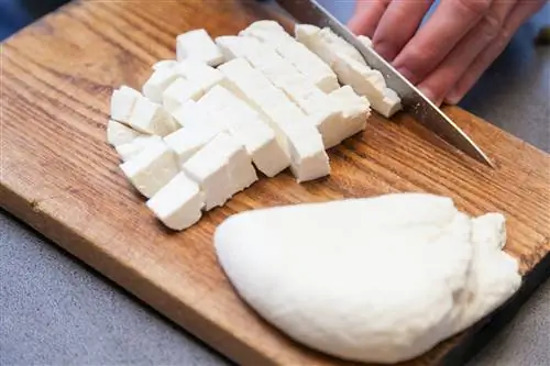 Резка панира на куски на деревянной доске