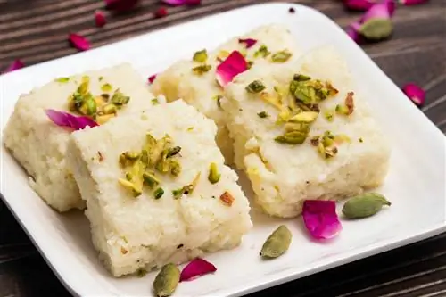 Индийский Mithai Hot Kalakand Burfi, также известный как Alwar Mawa Qalaqand Barfi, Mishri Mava или Khoa Milkcake, сделан из затвердевшего молока Meetha Doodh Khoya Malai Paneer. С измельченной пистой и элайчи