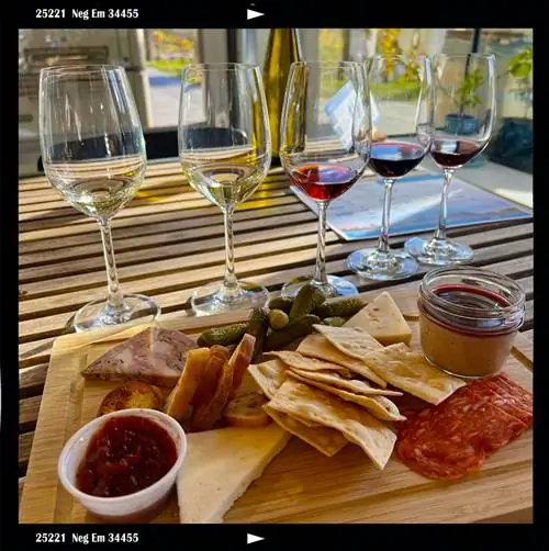 Вино и сырная доска в Blue Grouse Estate Winery
