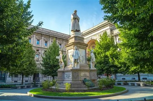 Мраморная статуя Леонардо на Пьяцца делла Скала в Милане.