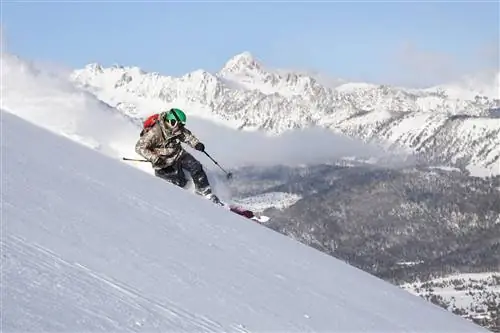 Лыжник-мужчина на нетронутом снегу на курорте Big Sky Resort.