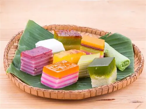 Ассорти ярких перанаканских рисовых лепешек, известных как куэ.