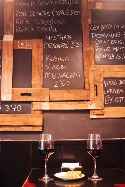 Рекомендации на доске в Taberna Averías, Calle Ponzano