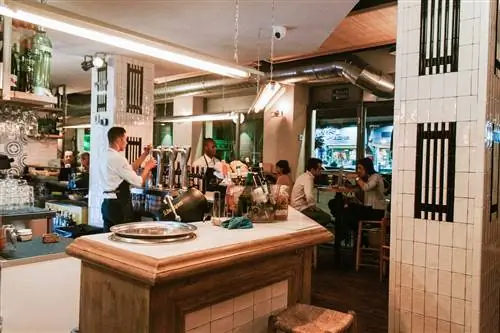 Главный прилавок в La Malcriada, Calle Ponzano.
