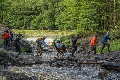 Группа путешественников пересекает горный ручей на маршруте W Trek в Торрес-дель-Пайне, Чили.