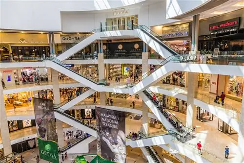 Вид на интерьер торгового центра Pavilion в Куала-Лумпуре в Малайзии.