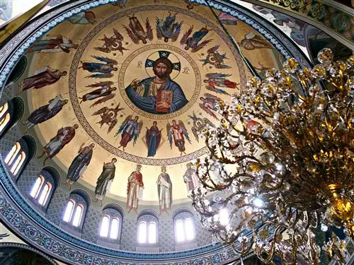 Расписанный фресками купол собора Святой Триады в Пирее.