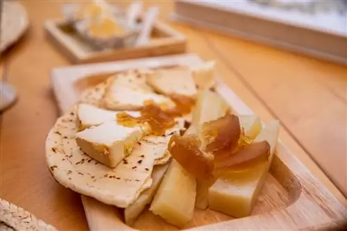 Ассорти сардинских сыров и классический пан карасау