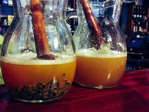 Два коктейля из коричневой пончи, фирменное блюдо Мадейры