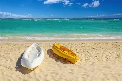 Две пустые байдарки на пляже